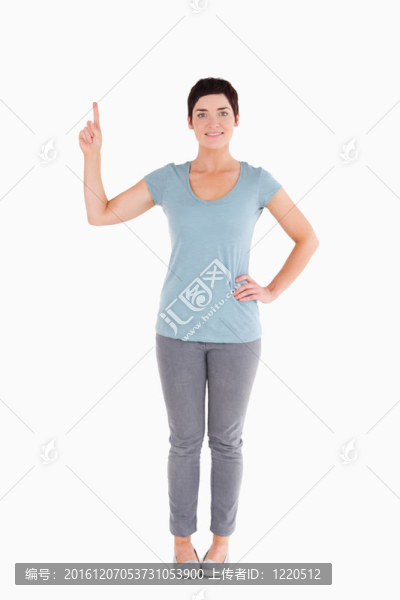 漂亮的女人指著空白