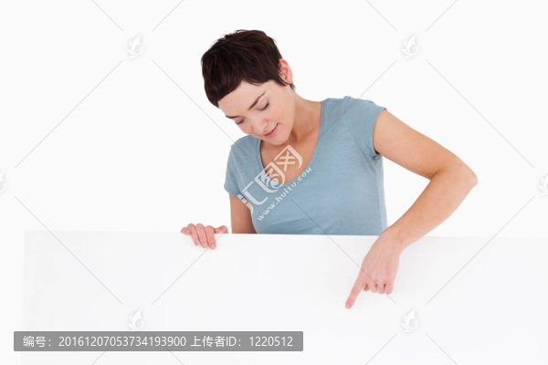 女人指著面板上的復(fù)制空間