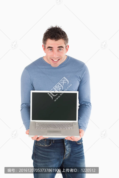 男子展示筆記本