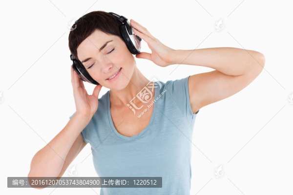 特寫一個女人享受一些音樂