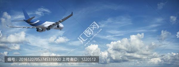 飛行中的噴氣式飛機(jī)。全景式構(gòu)圖。