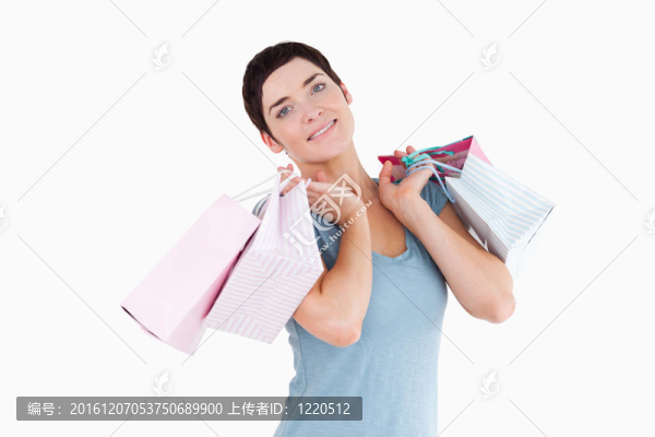 可愛的女人冒充購物袋