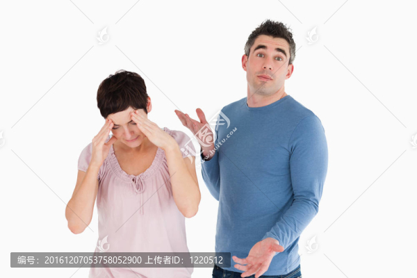 妻子哭，而她的丈夫想知道為什么
