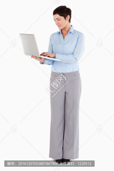 使用筆記本電腦的女人