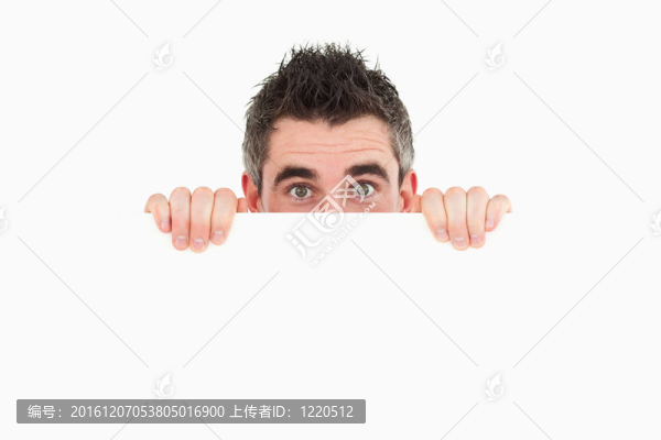 男人躲在白板后面