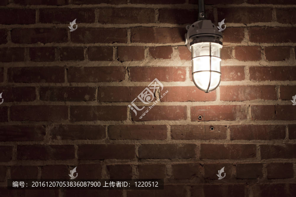 令人毛骨悚然的光對(duì)糙磚墻