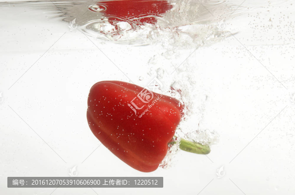 辣椒掉進水里。