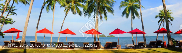 完美的熱帶海灘全景與紅色雨傘
