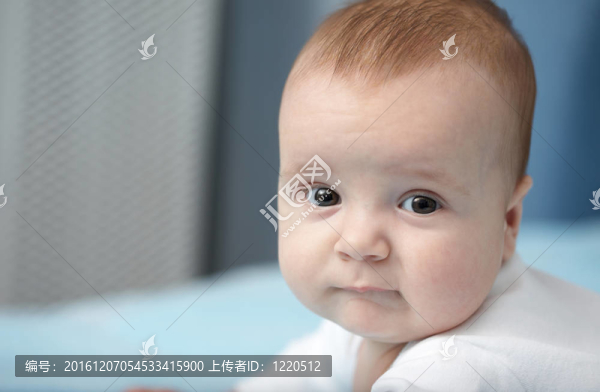 藍色背景的嬰兒