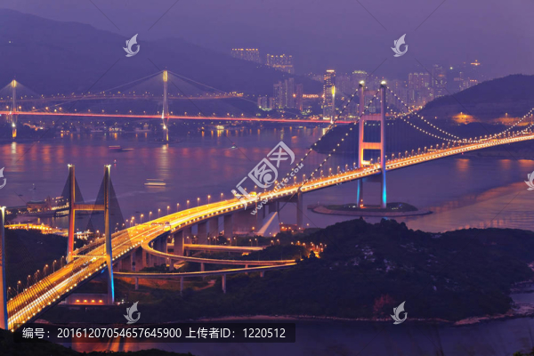 晚上在香港青馬大橋