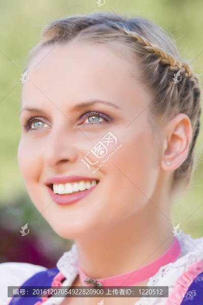 在一個(gè)村婦容光煥發(fā)的年輕女人