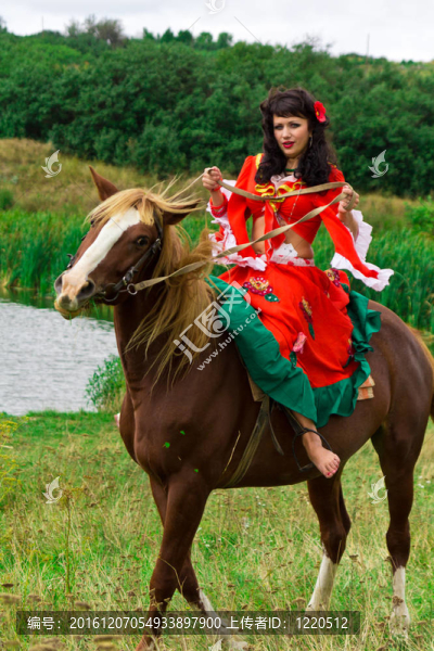 美麗的吉普賽女孩騎著馬