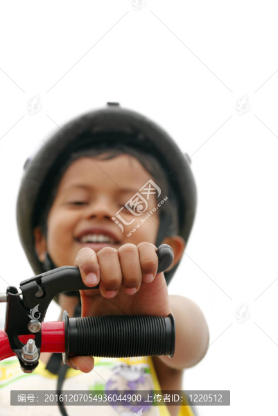 快樂男孩騎自行車