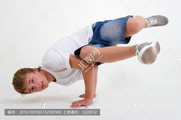 在凍結的青少年街舞站在白