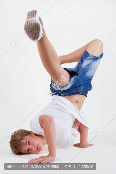 在凍結(jié)在他頭上的青少年街舞站