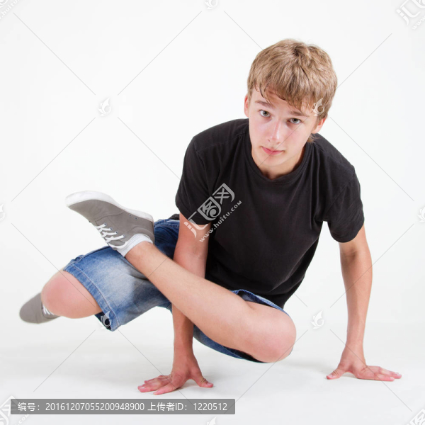 在凍結(jié)的青少年街舞站在白