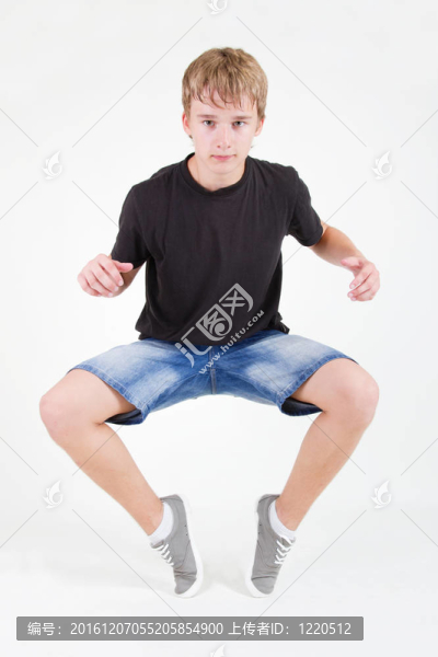 青少年男孩站在他的腳尖
