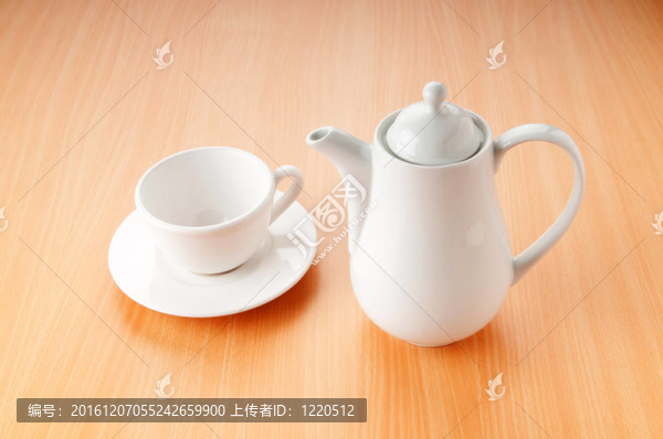 木桌上的茶