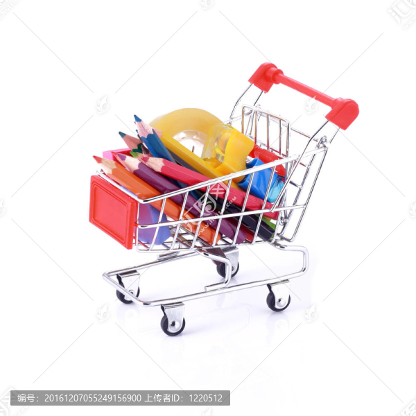 白色背景下微型購物車的彩色鉛筆和文具