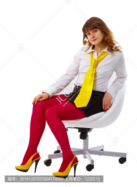美麗的女人在明亮的衣服在椅子上