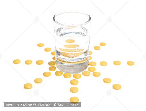 白色背景的水和藥丸
