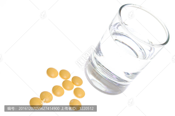 白色背景的水和藥丸