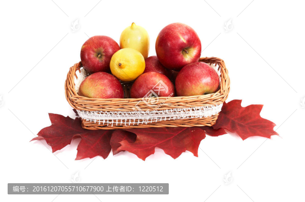 成熟；多汁的蘋(píng)果和檸檬在籃子里。