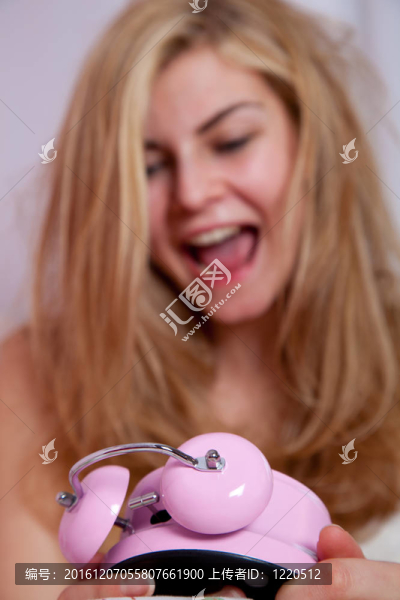 帶鬧鐘的女士