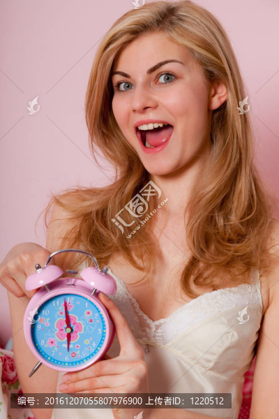 帶鬧鐘的女士
