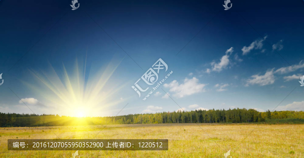 驚人的秋天和有趣的太陽在天空中。