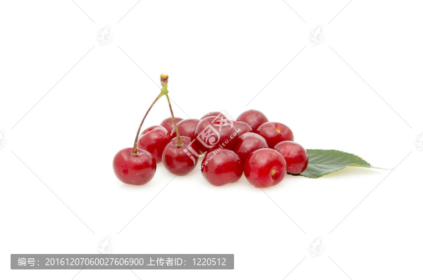 櫻桃孤立在白色地面。