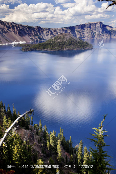 火山湖反射云藍天俄勒岡