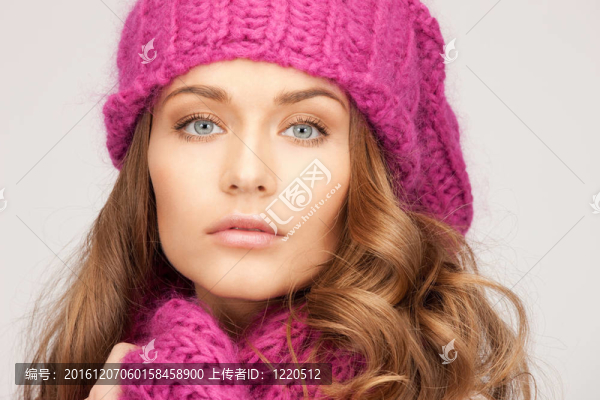冬天戴帽子的漂亮女人