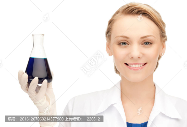 實驗室工人舉起試管