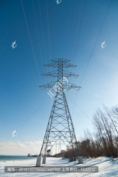 冬季湖旁輸電線路高壓輸電鐵塔。