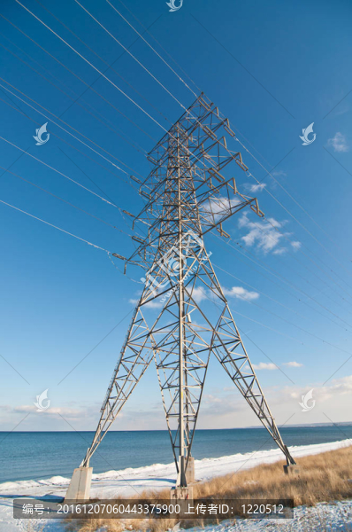 冬季湖旁輸電線路高壓輸電鐵塔。