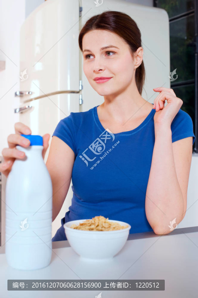 女人吃麥片牛奶