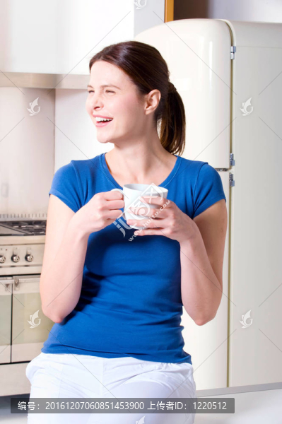 女人喝一杯茶