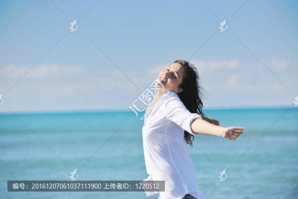 海灘上快樂的年輕女子