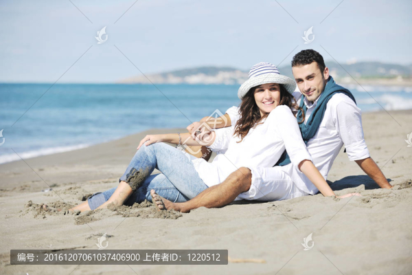 快樂的年輕夫婦在美麗的海灘上玩得開心