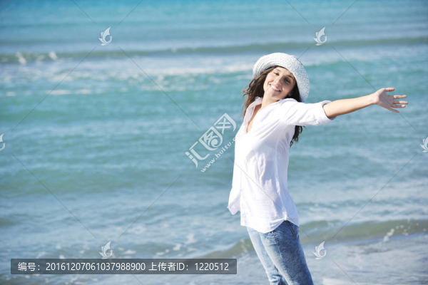 海灘上快樂的年輕女子