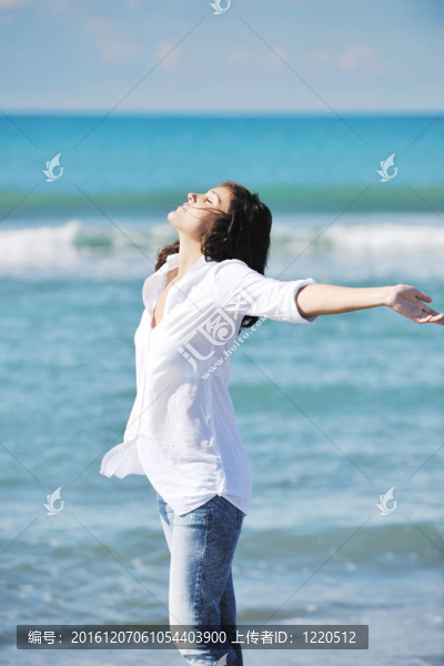 海灘上快樂的年輕女子