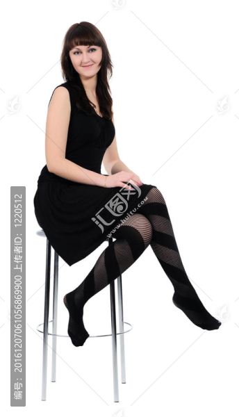 穿著黑色連衣裙的女孩坐在高高的椅子上