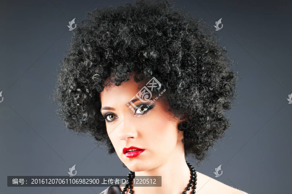 年輕漂亮的女黑人卷曲的發(fā)型