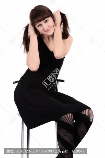 穿著黑色連衣裙的女孩坐在高高的椅子上