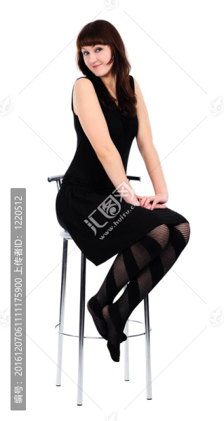 穿著黑色連衣裙的女孩坐在高高的椅子上