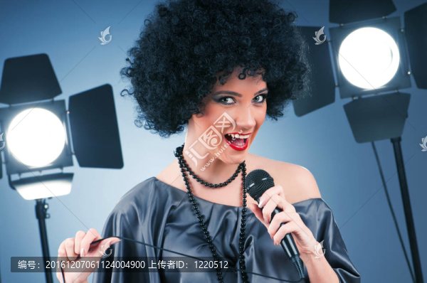歌星在音樂會上演唱這首歌