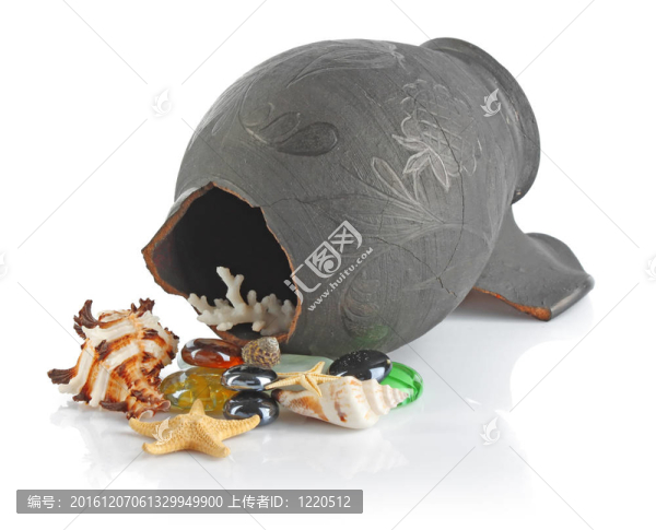 破碎的雙耳瓶和貝殼