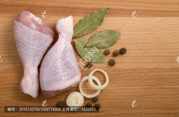 生雞肉配香草；洋蔥和胡椒