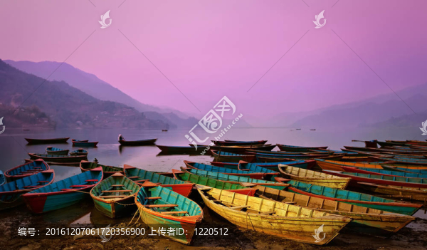 佩瓦湖上美麗的黃昏風景；博卡拉；尼泊爾